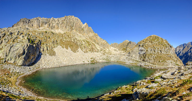 “Laghi di Fremamorta”小径，这是海洋阿尔卑斯自然公园中的一系列小湖泊。皮埃蒙特，意大利北部(缝合5杆)